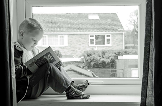 Британские ученые подтвердили: мальчики читают хуже девочек